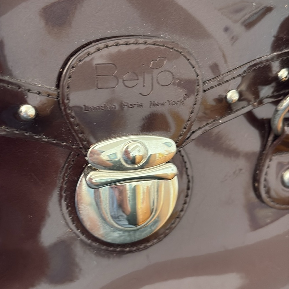 Beijo dark brown patent leather shoulder bag with magnetic close. - Picture 2 of 7